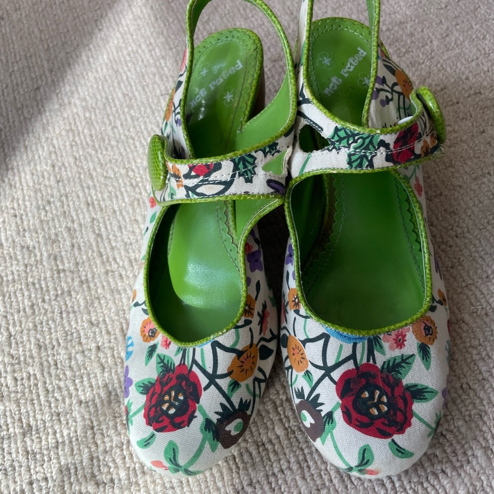 Floral Mary Jane Shoes with Green Interior. Not rated. 7.5. Adorable cloth shoes - Picture 4 of 10